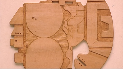 Escultopintura de Romero D. Fran: relieve de madera tallada con formas circulares y geométricas superpuestas